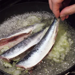 セロリとしょうがを一緒に煮て、臭みを消し、風味よく