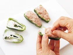 ピーマンの種やわたは取らずに肉だねを詰める。肉だねがからんではがれにくくなる。