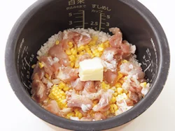 とうもろこしととり肉は米の上に均一に広げ入れ、米全体にうまみがまわるようにする。