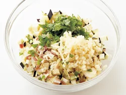 野菜はすべて粗みじん切りにして、合わせ調味料と混ぜるだけ。火を使わずに完成！