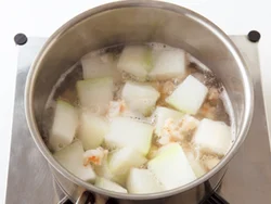 えびは水から加熱することで、うまみが出る。だし代わりになり、調味料も少なくてすむ。