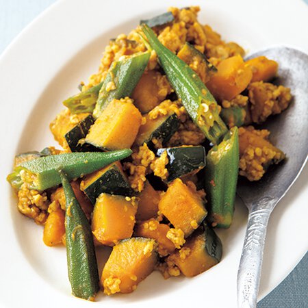 ひき肉と夏野菜のカレー蒸し煮 By荻野恭子さんの料理レシピ プロのレシピならレタスクラブ