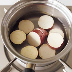 さつまいもは水からゆでると、中までむらなく火が通る。