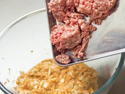 ひき肉以外の材料を混ぜてからひき肉を加えると、肉の温度が上がらず、だれない。焼いたときにも焼き縮みが少なく、肉汁をキープできる。