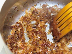 野菜は写真のようなきつね色に炒める。絶えず混ぜるのではなく、時々鍋底をこそぐようにして混ぜればＯＫ。