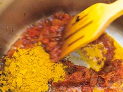 クミンとカレーの素がなじんだら、カレー粉を加えて炒め合わせる。カレー粉は炒めることによって香りが引き立つ。