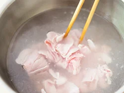 豚肉の臭みをとるため、さっと湯通しする。こうしておけば長時間煮込む必要がないから時短にも。