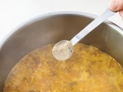 カルダモンパウダーは香りがとびやすいので、調味の最後に加える。カルダモンシードを使う場合は、カレー粉を炒めるときに加えて。
