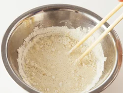 冷蔵室で冷やした水と小麦粉をボウルに入れ、軽く混ぜる。完全に混ざらなくてＯＫ。