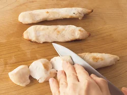 グリルで焼いたささ身は、そぎ切りに。ボリュームが出て、味もからみやすい。