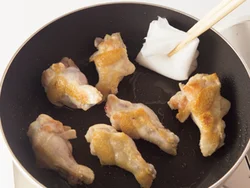 手羽元を焼くときに出る脂は、拭き取る。臭みがなく、さっぱりと仕上がる。
