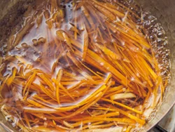 合わせ調味料に入っている酢を煮立たせることで、酸味をとばしつつ味を濃縮させる。