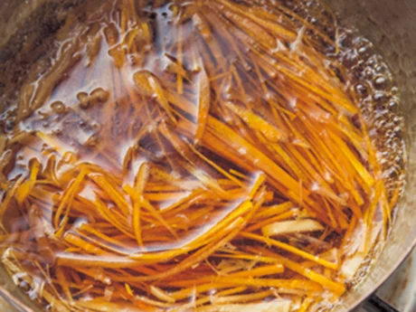 合わせ調味料に入っている酢を煮立たせることで、酸味をとばしつつ味を濃縮させる。