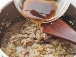 しょうが、にんにく、ごま油に、みりんとオイスターソースでコクを足す。難しい調味料を使わなくてもこれで台湾風の濃い味に。