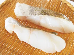 たらはざるに並べて両面に熱湯を回しかけ、臭みをとる。