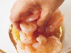 えびは先に調味料と合わせておくと、臭みがとれ、味もしっかりしみる。