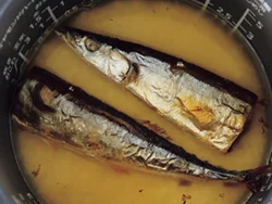 さんまは、はらわたを除かなくてＯＫ。半分に切ってこんがり焼いてから炊飯器へ。