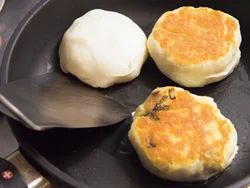 片面がこんがりと焼けたら上下を返し、ふたをして蒸し焼きに。じっくり火を通してふんわりした生地に。