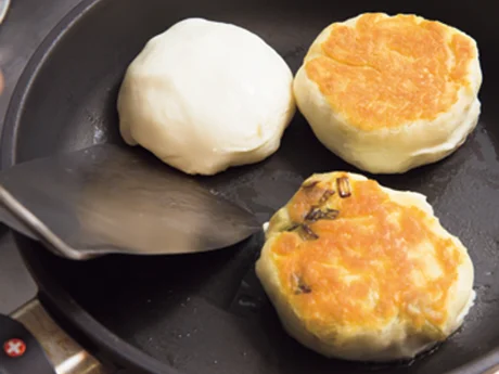 片面がこんがりと焼けたら上下を返し、ふたをして蒸し焼きに。じっくり火を通してふんわりした生地に。