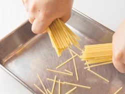 スパゲッティは半分に折り、フライパンにきっちりおさまるようにする。煮るときは、煮汁にしっかりつかるように入れて。
