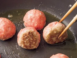 ミートボールは表面が焼き固まり、こんがりするまで焼く。このあと煮るので、完全に火が入らなくてもよい。