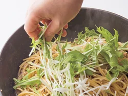 水菜と長ねぎは火を止めてから加える。余熱で少ししんなりさせるくらいが、シャキシャキ感が残っておいしい。