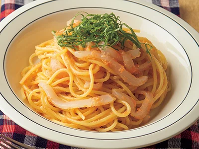 【パスタにするときは】スパゲッティを袋の表示どおりにゆでて湯をきる。明太ぺペロンソース、いか(刺し身)の細切り、ゆで汁を加えて混ぜ、青じそのせん切りをのせる。