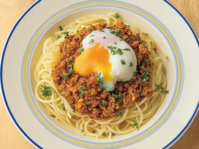【パスタにするときは】スパゲッティを袋の表示どおりにゆで、湯をきる。野菜ジュースのミートソースを電子レンジで温めてかけ、温泉卵をのせてパセリのみじん切りを散らす。