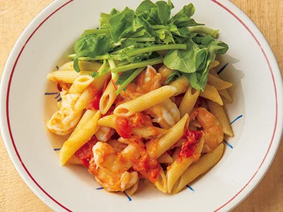 【パスタにするときは】好みのショートパスタ(ここではペンネ)を袋の表示よりやや長めにゆでて、ゆで上がる少し前にむきえびを加えて一緒にゆで、湯をきる。簡単トマトソースを電子レンジで温め、パスタ、オリーブ油と混ぜる。好みでルッコラをのせる。