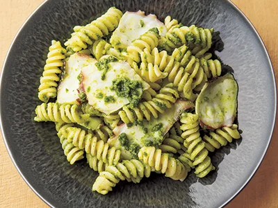 【パスタにするときは】好みのショートパスタ(ここではフジッリ)を袋の表示よりやや長めにゆでて湯をきり、ゆでだこの足の薄いそぎ切り、ナッツジェノベーゼソースと混ぜる。
