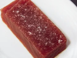 まぐろは塩をふってしばらくおくと、味がなじみ、全体がしまる。さらにこれを粗みじん切りにして、しょうゆであえ、食べやすくする。