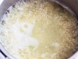 キヌアをゆでるときは、湯がふつふつするくらいの火加減で。粒が小さいので目の詰まったざるに上げて。