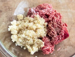 ゆで上がったキヌアからは小さな芽が出ている。ひき肉の量を減らして、その分キヌアを入れる。
