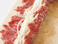 牛肉を広げて、もやしを手前にのせ、きゅっと巻く