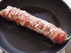 巻き終わりを下にし、もやしが出ないように焼き固める