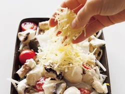 チーズとパン粉をふり、こんがりと焼くだけ