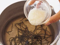 塩昆布と塩麹で、だし汁いらず。しょうゆで調味するだけ