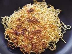 中華麺は焼き色がしっかりつくくらい焼いて、カリカリに