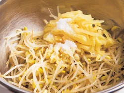 たくあんを豆もやしと同じ形に揃える