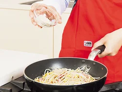 粉チーズはフライパンの中で混ぜると、溶けてよくからむ