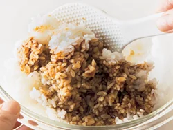 豚キムチを添えるので、ご飯はシンプルに調味料を混ぜるだけ。