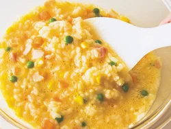 卵で包まず、卵液とご飯を合わせて一気に焼き上げる！