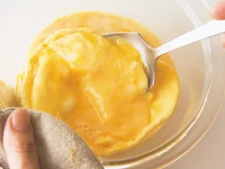 ご飯、ソース、卵の３回のレンジ加熱で、フライパンいらずで完成！