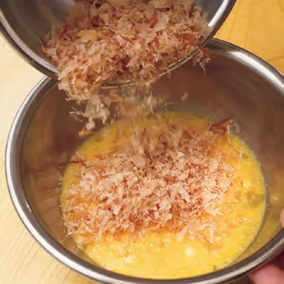 もてなしワザ1
卵液に削りがつおを加えて和風味にする

もてなしワザ2
小麦粉をまぶしてから卵液にくぐらせることでふんわりと