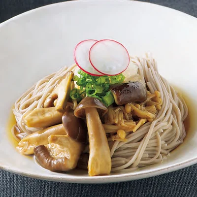 食べるときは、ゆでたそばにきのこ煮をのせ、好みで青ねぎの小口切りやラディッシュの薄切りをのせ、めんつゆをかけて食べても。そのほか、白いご飯にかけたり、パスタソースにしても◎。