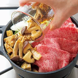 きのこ煮にはしっかりと味がついているので調味料代わりに。きのこのうまみがほかの具に移り、おいしくなる。