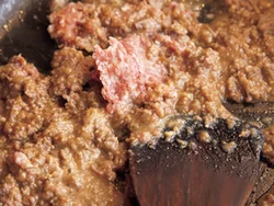 フライパンに肉だねと調味料を入れ、なじませてから火にかけると、味がまんべんなくつき、短時間でふっくらとした肉みそになる。