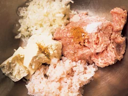 ひき肉に軟骨のみじん切りや豆腐、長ねぎを加え、ふわふわなのにところどころコリッとした食感のたねに仕上げる。