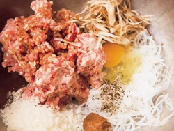ハンバーグだねにははるさめやささがきのごぼうを加えてヘルシーに。みそを使い、煮汁となじみをよくする。