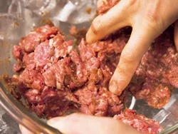 ひき肉は充分冷やして練り混ぜる。そうすることで粘りが増し、しっかりとした肉だねになる。